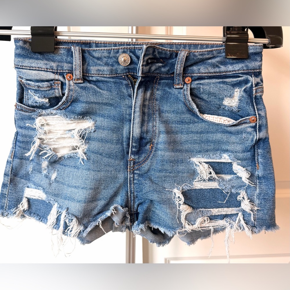 American Eagle Mom Shorts Size 2 Distressed High Rise Light Wash